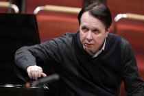 Russische Dirigent Mikhail Pletnev leitet die Deutsche Kammerphilharmonie Bremen in Begleitung des russischen Pianisten Daniil Trifonov in der Philharmonie Köln (© Thomas Brill)
