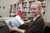 Deutsche Fotografin Nina Poppe im Interview über ihr neues Buch "Ama" in ihrem Atelier, Körnerstr. 6-8, Köln (© Thomas Brill)