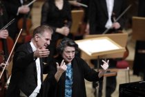 Deutsche Dirigent Christoph Poppen leitet das Kölner Kammerorchester beim Festkonzert in der Philharmonie Köln (© Thomas Brill)