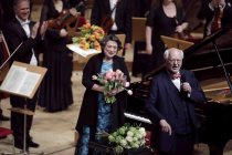 Deutsche Dirigent Christoph Poppen leitet das Kölner Kammerorchester beim Festkonzert in der Philharmonie Köln (© Thomas Brill)