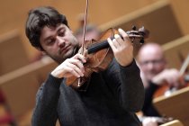 Britische Violinist Lawrence Power gastiert in Begleitung des Orchester der Academy of St Martin in the Fields unter der Leitung des amerikanischen Violinisten Joshua Bell in der Philharmonie Köln (© Thomas Brill)