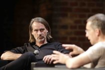 Deutsche Philosoph Richard David Precht und Jens Söring diskutieren über das Thema "Leben und Überleben" im Rahmen der phil.COLOGNE 2021 in den Balloni-Hallen Köln (© Thomas Brill)