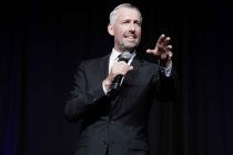 Deutsche Kabarettist Sebastian Pufpaff gastiert auf seiner "Wir nach!"-Tour Open Air am Tanzbrunnen Köln (© Thomas Brill)