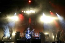 Amerikanische Rocksängerin Suzi Quatro gastiert mit ihrer Band auf ihrer "The Devil in me!"-Tour im Theater am Tanzbrunnen Köln (&copy; Thomas Brill)
