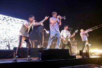 Deutsche Brass und Marching Band Querbeat gastiert auf ihrer "Radikal Positiv"-Tour in der Lanxess-Arena Köln (&copy; Thomas Brill)