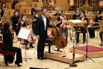 Französische Cellist Jean-Guihen Queyras gastiert mit dem Gürzenich-Orchester Köln unter der Leitung des französischen Dirigenten François-Xavier Roth in der Kölner Philharmonie (© Thomas Brill)