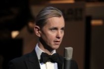Deutsche Sänger Max Raabe gastiert mit seinem Palast Orchester auf seiner "Küssen kann man nicht alleine"-Tournee in der Philharmonie Köln (© Thomas Brill)