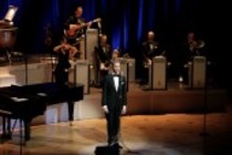 Deutsche Sänger Max Raabe gastiert mit seinem Palast Orchester auf seiner "Küssen kann man nicht alleine"-Tournee in der Philharmonie Köln (© Thomas Brill)