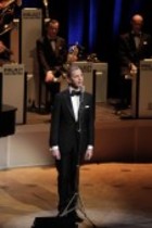Deutsche Sänger Max Raabe gastiert mit seinem Palast Orchester auf seiner "Küssen kann man nicht alleine"-Tournee in der Philharmonie Köln (© Thomas Brill)