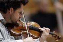 Spanischer Dirigent Víctor Pablo Pérez leitet das Orquesta Sinfónica de Galicia in Begleitung des litauischen Violinisten Julian Rachlin in der Philharmonie Köln (© Thomas Brill)