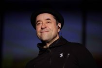 Deutsche Schauspieler Jan Josef Liefers gastiert mit seiner Band Radio Doria auf seiner "2 Seiten"-Tour im Theater am Tanzbrunnen Köln (&copy; Thomas Brill)