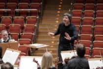 Russischer Dirigent Daniel Raiskin leitet das Bergen Philharmonic Orchestra in der Philharmonie Köln (© Thomas Brill)