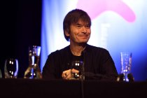 Der deutsche Schauspieler Jan-Gregor Kremp und der schottische Krimi-Autor Ian Rankin stellen Rankins neuen Krimi "Ein kalter Ort zum Sterben" im Rahmen der 17. lit.Cologne auf der MS RheinEnergie in Köln vor (© Thomas Brill)