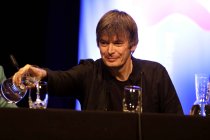 Der deutsche Schauspieler Jan-Gregor Kremp und der schottische Krimi-Autor Ian Rankin stellen Rankins neuen Krimi "Ein kalter Ort zum Sterben" im Rahmen der 17. lit.Cologne auf der MS RheinEnergie in Köln vor (© Thomas Brill)