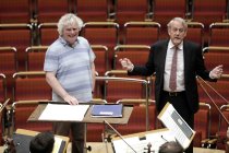 Intendant der Kölner Philharmonie Louwrens Langevoort begrüßt den britischen Dirigenten Sir Simon Rattle und die Berliner Philharmoniker in der Philharmonie Köln (© Thomas Brill)