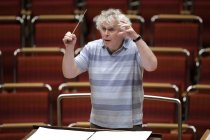 Britischer Dirigent Sir Simon Rattle leitet die Berliner Philharmoniker in der Philharmonie Köln (© Thomas Brill)