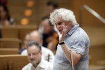 Britischer Dirigent Sir Simon Rattle leitet die Berliner Philharmoniker in der Philharmonie Köln (© Thomas Brill)