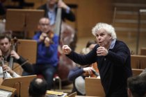 Britischer Dirigent Sir Simon Rattle leitet das London Symphony Orchestra in der Philharmonie Köln (© Thomas Brill)