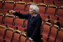 Britischer Dirigent Sir Simon Rattle leitet das London Symphony Orchestra in der Philharmonie Köln (© Thomas Brill)