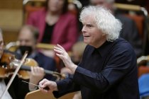 Britischer Dirigent Sir Simon Rattle leitet das London Symphony Orchestra in der Kölner Philharmonie (&copy; Thomas Brill)