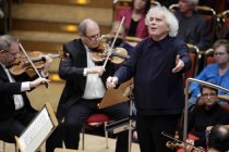 Britischer Dirigent Sir Simon Rattle leitet das London Symphony Orchestra in der Kölner Philharmonie (&copy; Thomas Brill)