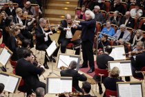 Britischer Dirigent Sir Simon Rattle leitet das London Symphony Orchestra in der Kölner Philharmonie (&copy; Thomas Brill)
