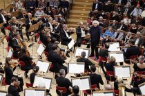 Britischer Dirigent Sir Simon Rattle leitet das London Symphony Orchestra in der Kölner Philharmonie (&copy; Thomas Brill)