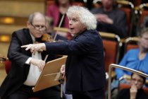 Britischer Dirigent Sir Simon Rattle leitet das London Symphony Orchestra in der Kölner Philharmonie (&copy; Thomas Brill)
