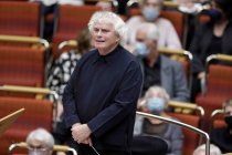 Britischer Dirigent Sir Simon Rattle leitet das London Symphony Orchestra in der Kölner Philharmonie (© Thomas Brill)
