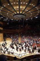 Britischer Dirigent Sir Simon Rattle leitet das London Symphony Orchestra in der Kölner Philharmonie (© Thomas Brill)