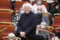 Britischer Dirigent Sir Simon Rattle leitet das London Symphony Orchestra in der Kölner Philharmonie (© Thomas Brill)