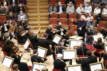Britischer Dirigent Sir Simon Rattle leitet das London Symphony Orchestra in der Kölner Philharmonie (© Thomas Brill)