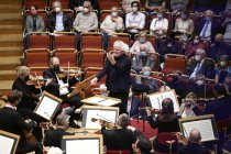 Britischer Dirigent Sir Simon Rattle leitet das London Symphony Orchestra in der Kölner Philharmonie (© Thomas Brill)