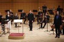 Französische Harfinistin Marion Ravot gastiert in Begleitung das Münchener Kammerorchester unter der Leitung des deutschen Dirigenten Clemens Schuldt in der Philharmonie Köln (© Thomas Brill)