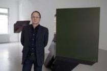 Deutsche Galerist Thomas Rehbein inMitten der Installationen und Zeichnungen  von Benjamin Houlihan in seiner Galerie, Köln (© Thomas Brill)