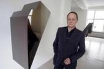 Deutsche Galerist Thomas Rehbein inMitten der Installationen und Zeichnungen  von Benjamin Houlihan in seiner Galerie, Köln (© Thomas Brill)