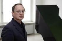 Deutsche Galerist Thomas Rehbein inMitten der Installationen und Zeichnungen  von Benjamin Houlihan in seiner Galerie, Köln (© Thomas Brill)