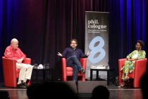 Kamerunische Informatikerin Veye Tatah, der deutsche Historiker Wolfgang Reinhard und der Chefredakteur des Philosophie Magazin Dr. Wolfram Eilenberger diskutieren über "Geschichte und Gegenwart des Kolonialismus" bei der phil.Cologne im Comedia Theater (© Thomas Brill)