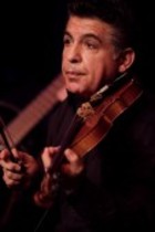 Kölner Violinist Markus Reinhardt gastiert mit seinem Ensemble auf seiner "Die Zigeuner kommen..."-Tour im Senftöpfchen Theater Köln (© Thomas Brill)