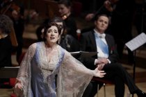 Deutsche Entertainerin Désirée Nick moderiert die Operette "Die Zirkusprinzessin" mit dem Orchester und Chorsolisten der Komischen Oper Berlin unter der Leitung des ungarischen Dirigenten Stefan Soltesz in der Philharmie Köln (© Thomas Brill)