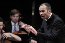 Niederländischer Dirigent Lawrence Renes leitet das Mahler Chamber Orchestra in Begleitung der moldawischen Violinistin Patricia Kopatchinskaja in der Philharmonie Köln (© Thomas Brill)