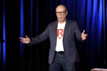 Deutsche Kabarettist Stefan Reusch gastiert mit seinem "Reusch Rettet - Der Jahresrückblick 2025" im Atelier Theater Köln (&copy; Thomas Brill)