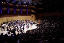 Amerikanische Dirigent Kent Nagano leitet das Concerto Köln in der Kölner Philharmonie (© Thomas Brill)
