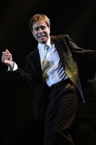 Britischer Popsänger Sir Cliff Richard gastiert auf seiner "Still Reelin´ and A-Rockin" Tour in der Arena Oberhausen (© Thomas Brill)