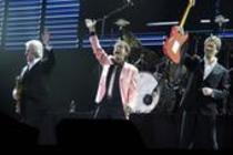 Britischer Popsänger Sir Cliff Richard gastiert mit seiner Band "The Shadows" auf seiner "50 Anniversary" Tour in der Lanxess-Arena Köln (© Thomas Brill)