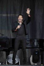 Amerikanischer Soul-Sänger Lionel Richie gastiert auf seiner "All The Hits All Night Long“-Tour im Sparkassenpark Mönchengladbach (&copy; Thomas Brill)