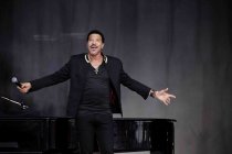 Amerikanischer Soul-Sänger Lionel Richie gastiert auf seiner "All The Hits All Night Long“-Tour im Sparkassenpark Mönchengladbach (&copy; Thomas Brill)
