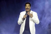 Amerikanischer Soul-Sänger Lionel Richie gastiert auf seiner "Say Hello To The Hits"-Tour in der Lanxess-Arena Köln (© Thomas Brill)