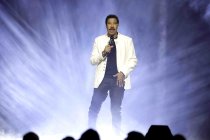 Amerikanischer Soul-Sänger Lionel Richie gastiert auf seiner "Say Hello To The Hits"-Tour in der Lanxess-Arena Köln (© Thomas Brill)