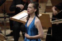 Deutsche Sopranistin Anna Lucia Richter gastiert in Begleitung des deutschen Pianisten Sebastian Wienand und des Freiburger Barockorchester unter der Leitung des französischen Dirigenten Jérémie Rhorer in der Philharmonie Köln (© Thomas Brill)